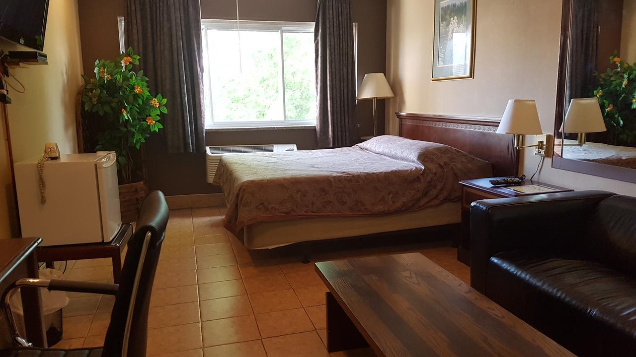 Chomedey Inn Лаваль Экстерьер фото