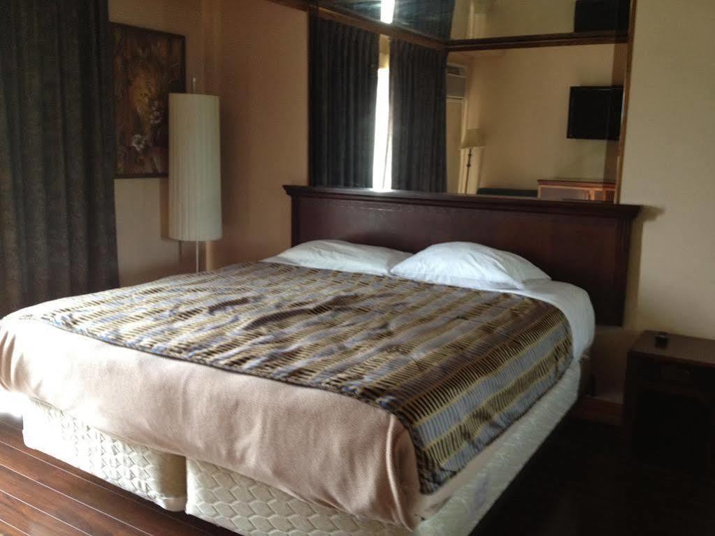 Chomedey Inn Лаваль Экстерьер фото